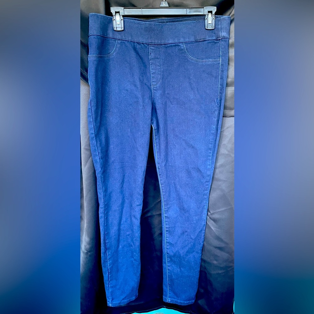 Elle brand- stretch jeans. Size Large. Skinny fit. Dark denim